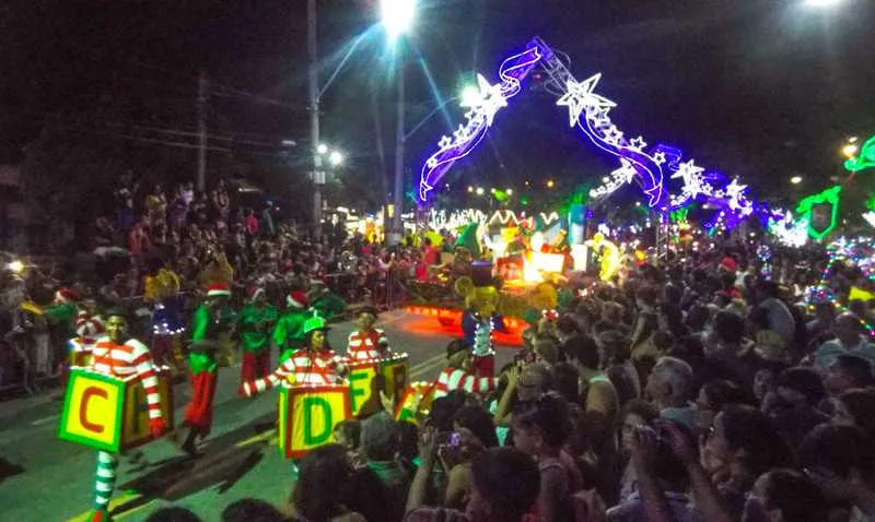 O desfile natalino tem sido uma atração ao público em  Araçatiba  