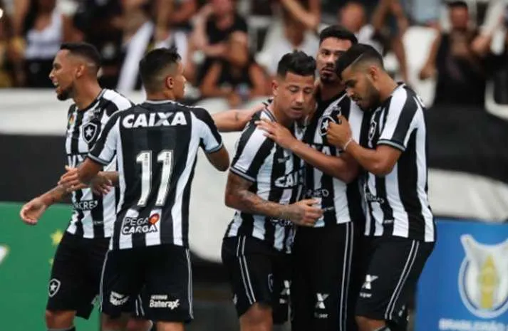O volante Rodrigo Lindoso marcou gol que deu a vitória ao alvinegro  