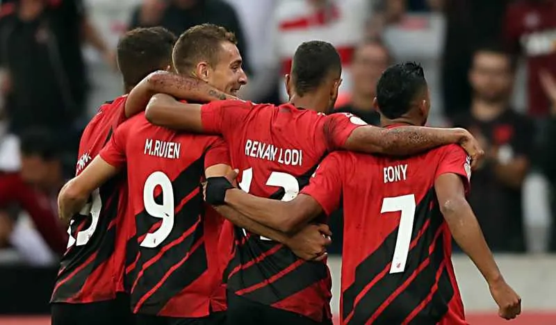 O Athletico não teve dificuldades em vencer o Vasco no Paraná 