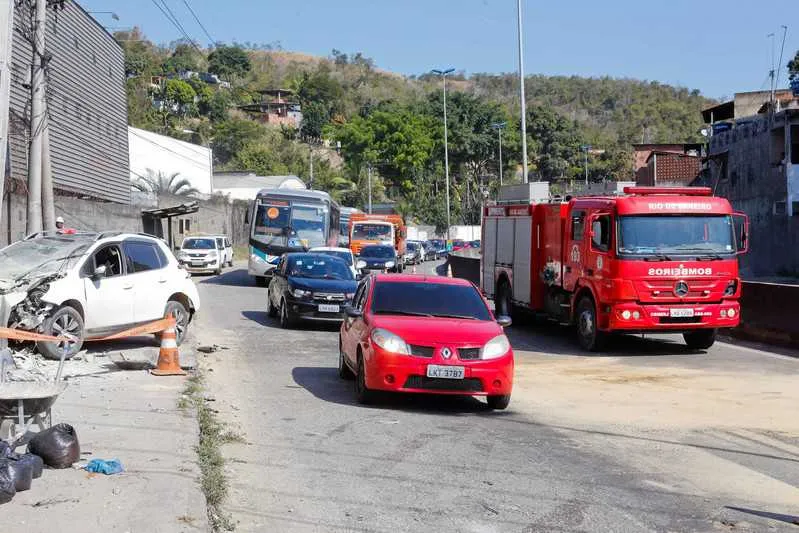 Rodovia só foi liberada após quatro horas da colisão no poste