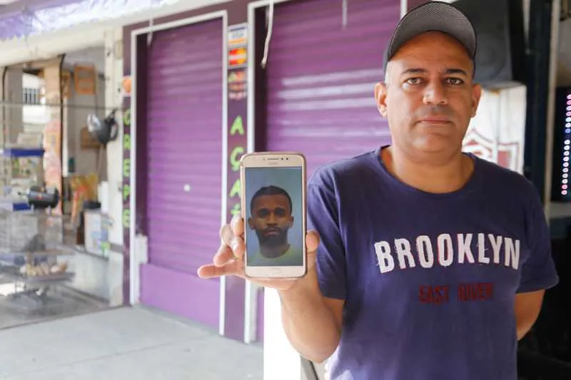 Os parentes mostram a imagem do acusado e fazem apelo para que ele seja localizado e preso
