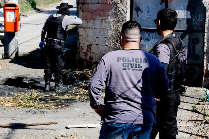 Após espancar o homem, moradores apanharam pneus e incendiaram vítima ainda viva