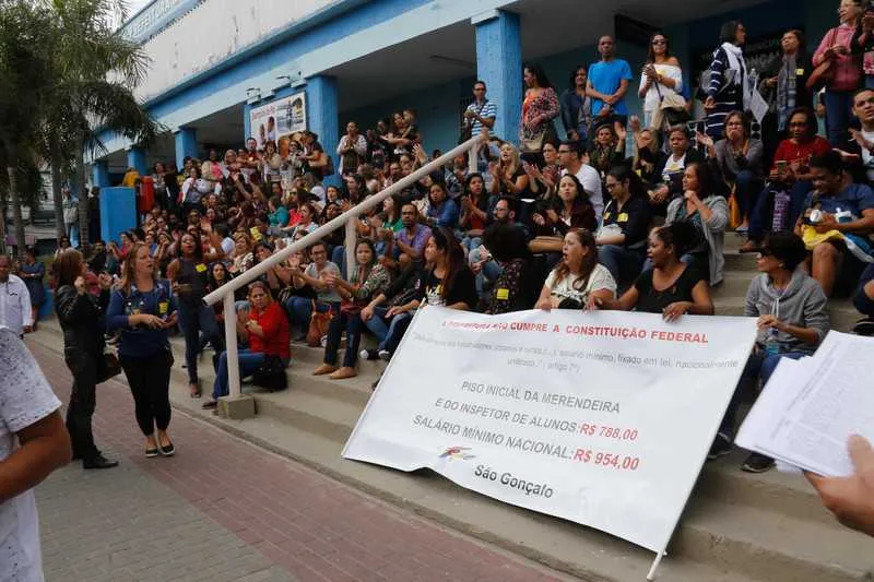 Profissionais da rede municipal de ensino voltaram a protestar ontem em frente à Prefeitura