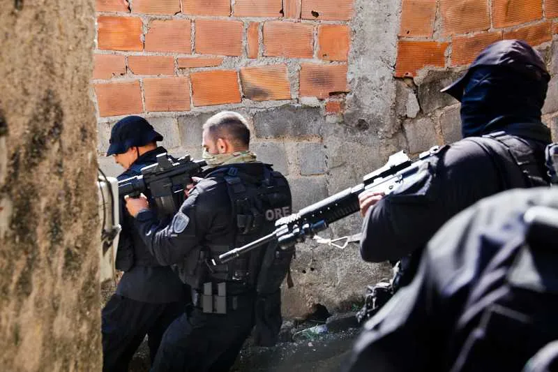 Megaoperação foi realizada na manhã de ontem, no Morro do Cavalão, e terminou com saldo de sete pessoas presas