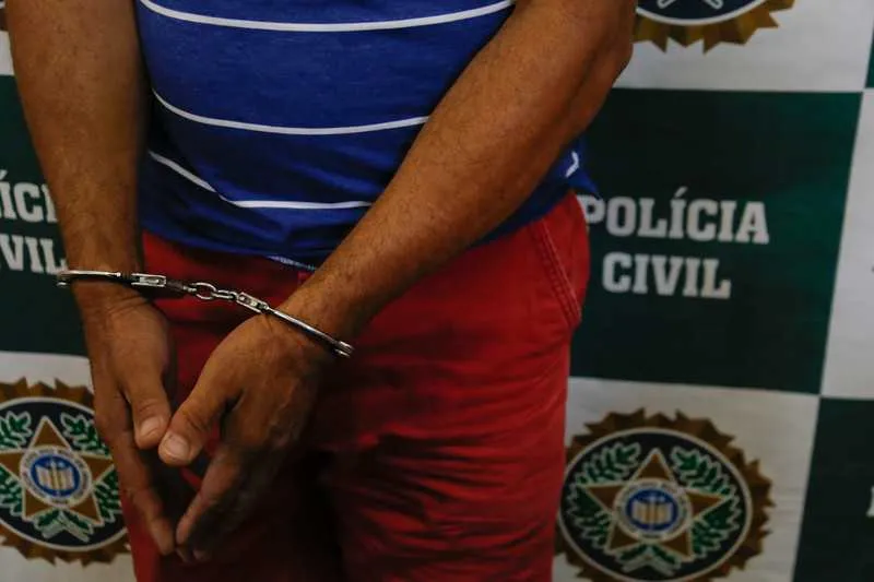 O homem acusado foi preso, na manhã de ontem, em sua residência, e não reagiu à ação