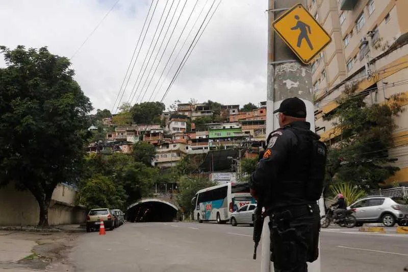 Ação foi iniciada por volta das 6h