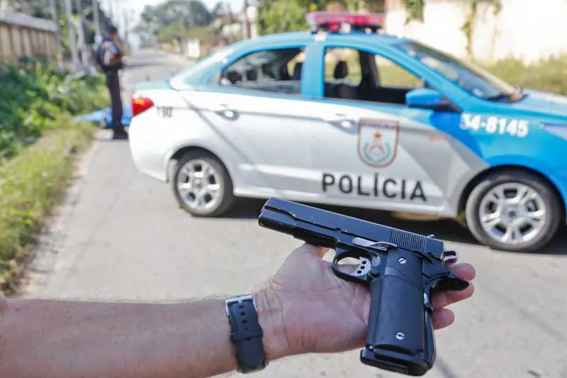 O criminoso estava com uma pistola e morreu no local