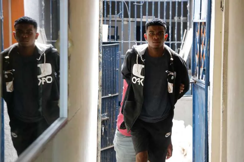 Com o acusado, a polícia encontrou uma pistola e radio