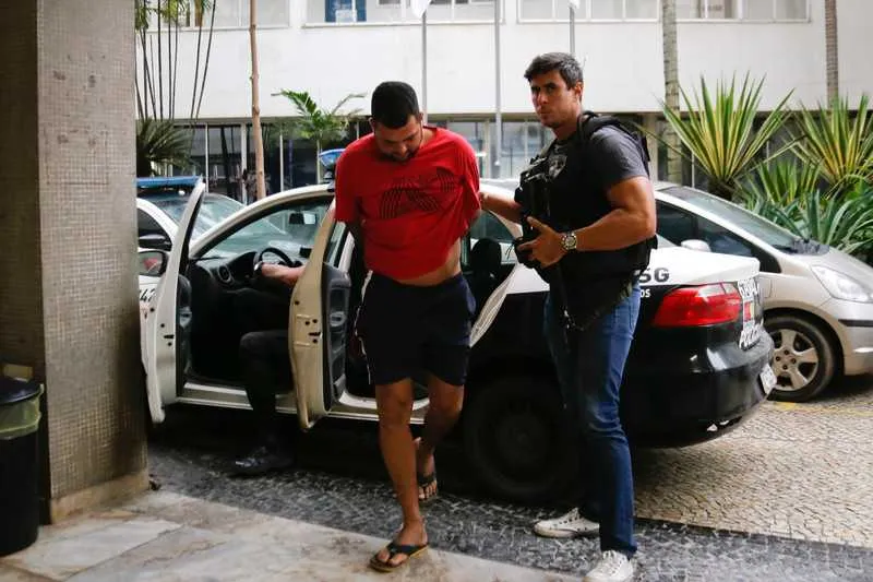 O acusado já havia sido preso e foi liberado através de hábeas corpus, mas depois de condenado ele não se entregou e passou a ser considerado foragido da justiça