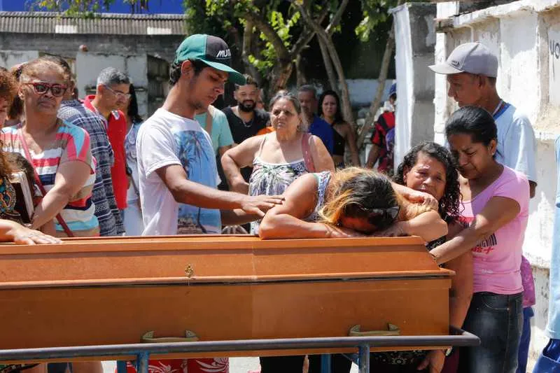 Familiares prestaram a última homenagem ao comerciante