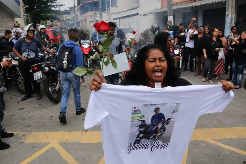 Durante o enterro de Antônio, parentes e amigos fizeram manifestação em frente ao cemitério