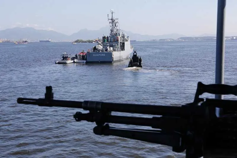 Durante a operação, foi empregada uma ‘Força-Tarefa Marítima’, que foi composta por 300 militares, 12 agentes da Polícia Federal, 2 navios e 10 embarcações, sendo 1 lancha blindada