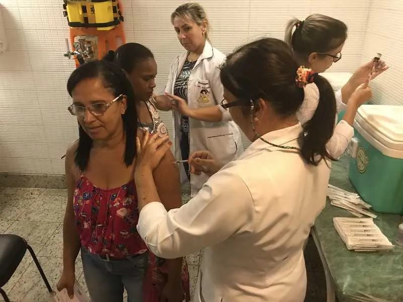 >> Aumento no número de pontos de vacinação deve diminuir as filas enfrentadas pela população na hora de se vacinar