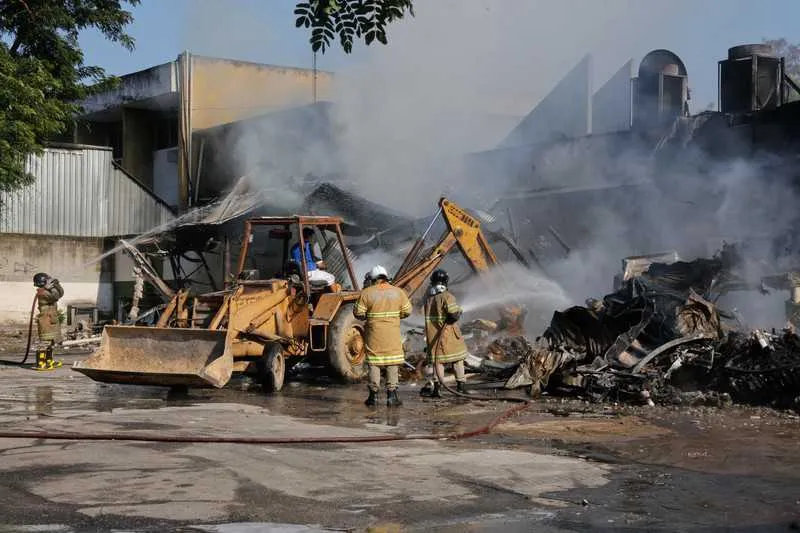 >> Incêndio, que começou na madrugada, se alastrou rapidamente e destruiu a loja, que estava cheia de produtos inflamáveis