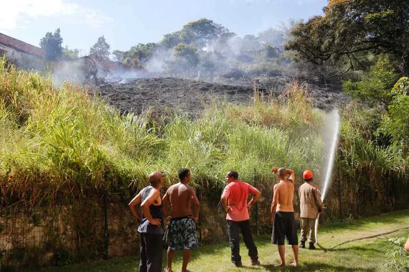 Incêndio após queimada em mata do Morro Martins ameaçava atingir estação de gás de Condomínio do ‘Minha Casa, Minha Vida’, em Venda da Cruz. Meninada também ganhou banho dos bombeiros
