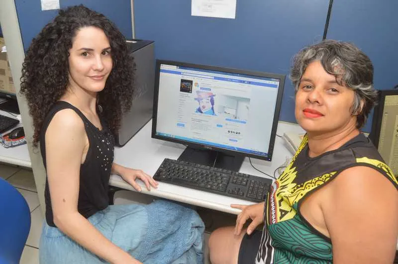  A atriz Jeniffer Moulaz e a figurinista Regilan Deusamar usam o Facebook como ferramenta de trabalho