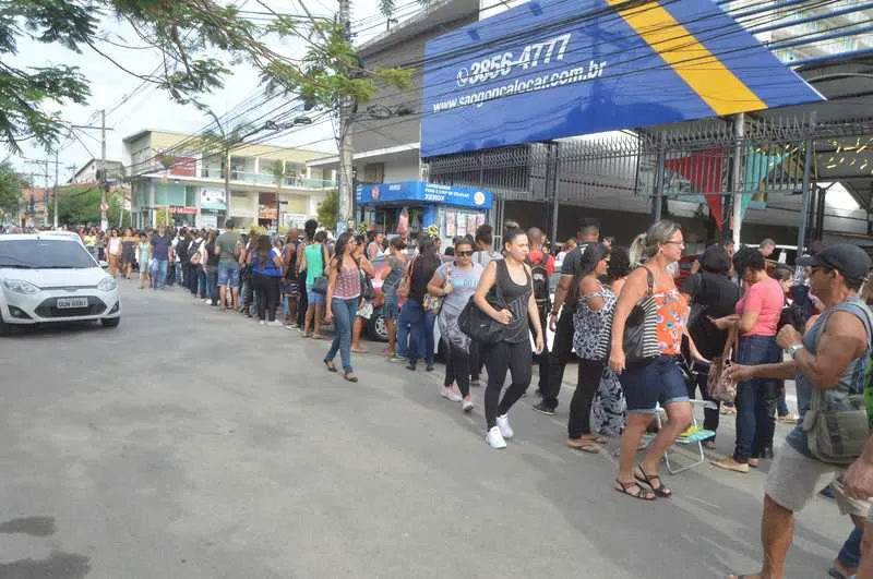 Fila de candidatos a professores, nos dois dias, começaram a ser formadas ainda na madrugada