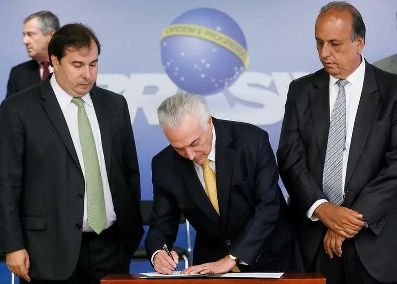 Imagem ilustrativa da imagem Temer assina decreto para general comandar Segurança Pública do Rio