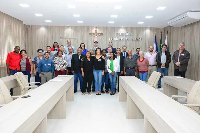 O Conselho é composto por 24 membros, 12 titulares e 12 suplentes, que representam a sociedade