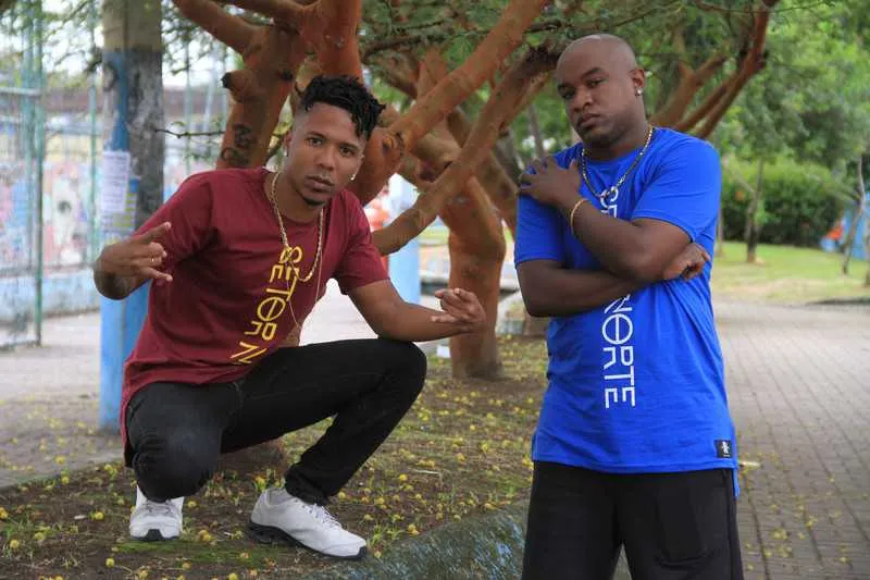 Ralph e Allam são primos, moradores da Trindade retratam o cotidiano através do ritmo do rap
Alan Marlino de Blusa azul