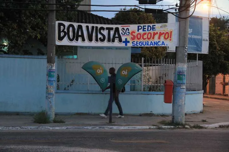 >> Três ruas do bairro amanheceram com faixas de protesto