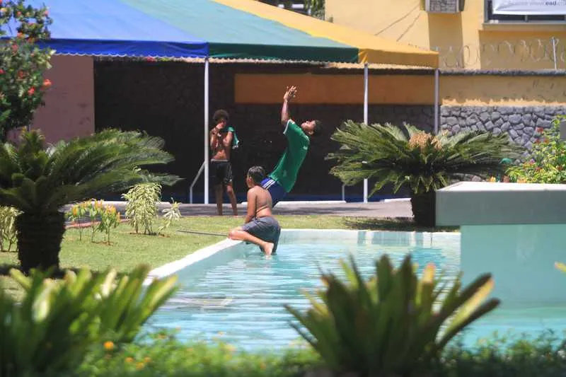Crianças Brincam no Chafariz da Praça Zé Garoto com o Piscinão Fechado