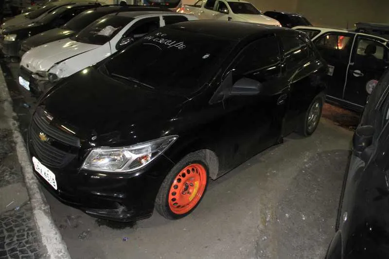 Carro usado pelos criminosos foi encontrado no bairro do Coelho