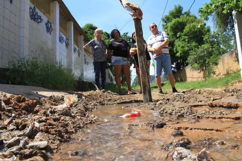 
Obra que deveria levar melhorias à Rua Itapetinga, como os moradores esperavam, não aconteceu