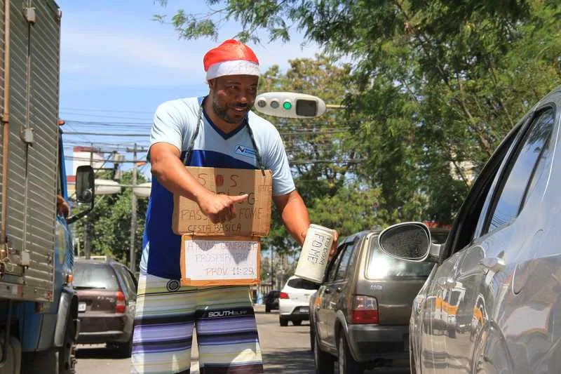 Gari Desempregado pede Dinheiro no Sinal da Avenida Maricá
Ricardo Lopes