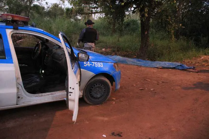 Os dois corpos encontrados pela polícia estavam em área deserta na Estrada do Pavilhão