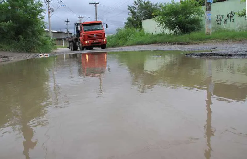 Motoristas têm dificuldades para transitarem no local