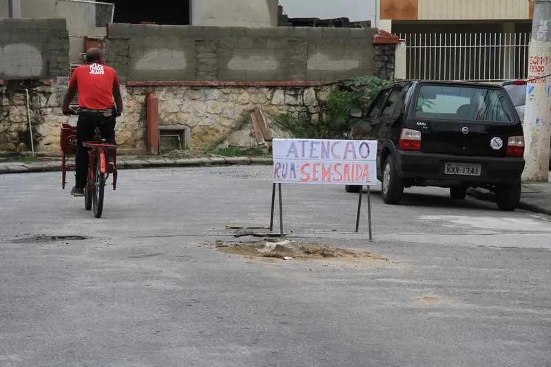 De um lado, moradores justificam o fechamento da vi por conta da violência; já outros estão inconformados com o fim da passagem
