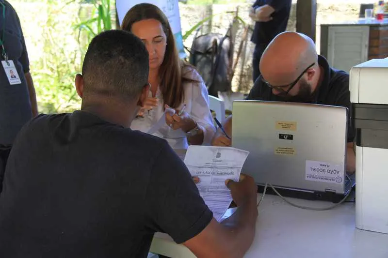 Equipes foram até o local para fazer trabalho que possibilita a retirada de documentos
