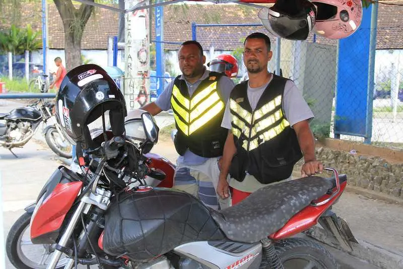  os motoaxistas receberam com alívio a notícia de que poderão conseguir legalizar serviços