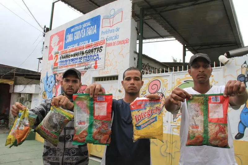 Pais se revoltaram e jogaram os alimentos no meio da rua 