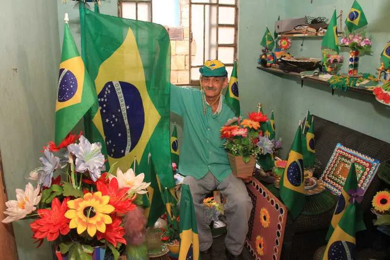 Miguel é paisagista aposentado e dedica-se à peças que tem como base a bandeira brasileira