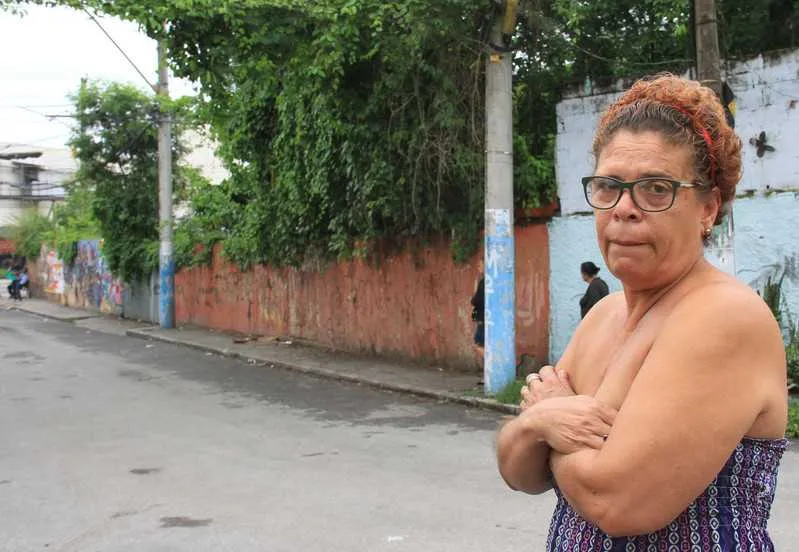 Artesã Nara Moreira mora próximo ao terreno, teve chikungunya e sofre de dificuldade de locomoção