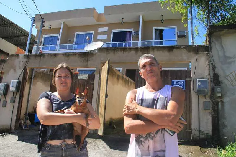 Preocupados, moradores entraram em contato com a Defesa Civil de São Gonçalo que confirma através de laudos danos e riscos na estrutura do imóvel 
