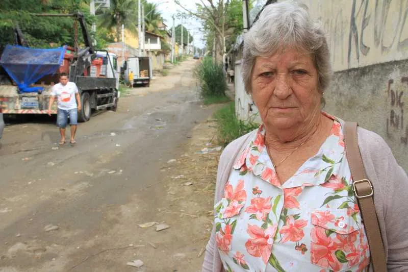 Sem asfalto, a coleta de lixo não consegue atender toda a via
Doroti Valença