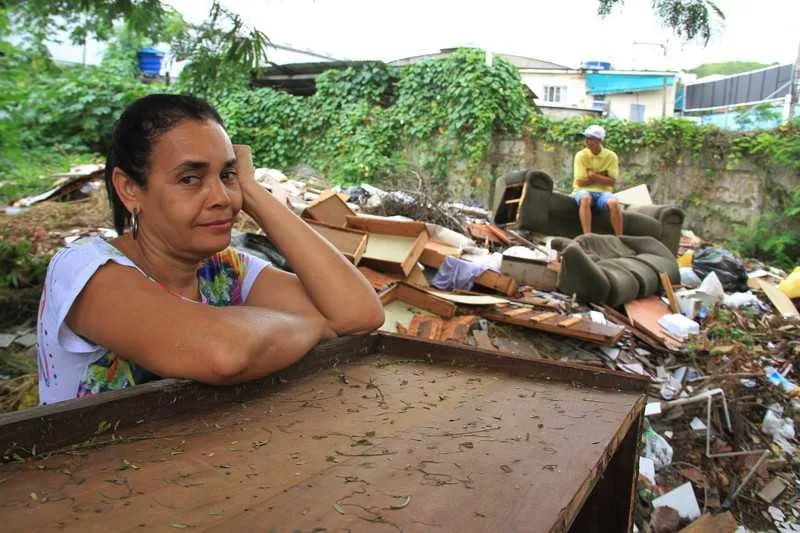 
Comerciante Carmem Lucia reclama do mau cheiro e falta de coleta regular no local
