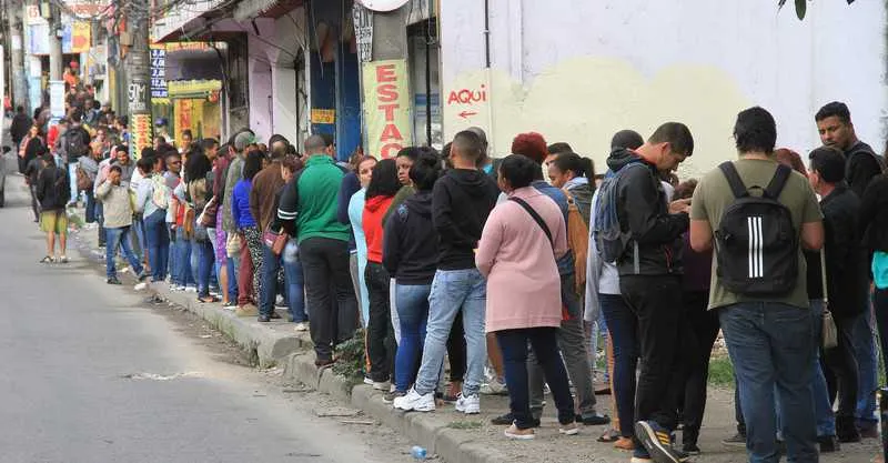 Os candidatos chegaram a ficar até 19 horas na fila para garantir a entrega dos currículos, na Rua Laureano Rosa, em Alcântara