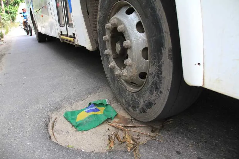 Trecho esburacado engloba via municipal e parte da RJ-104
