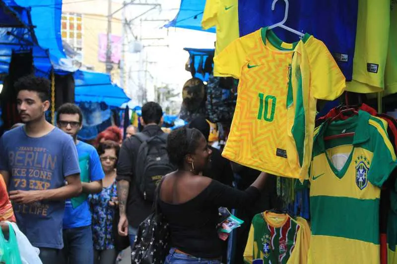 Comerciantes estão usando sobras do estoque da Copa 2014