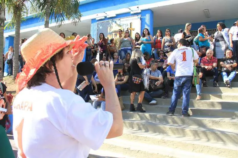 Centenas de profissionais da educação realizaram manifestação em frente à Prefeitura de São Gonçalo