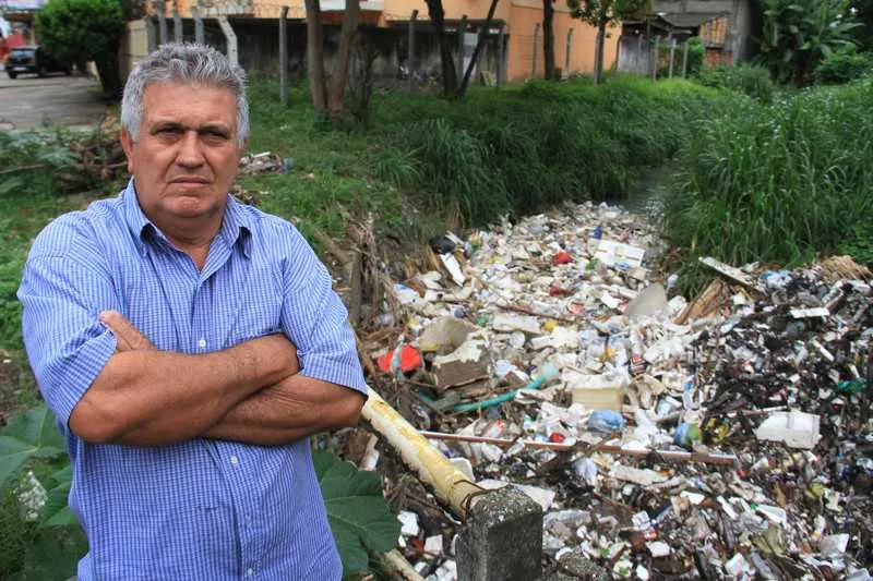  Alberto Carneiro revela que moradores tentaram solucionar problema ateando fogo ao lixo