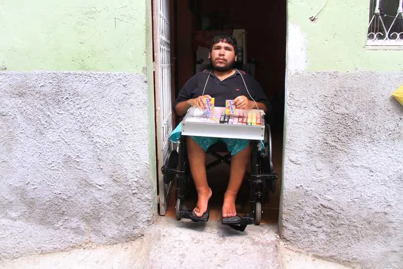 A cadeira de rodas vai permitir que Marcus Vinicius consiga trabalhar nas ruas de S. Gonçalo