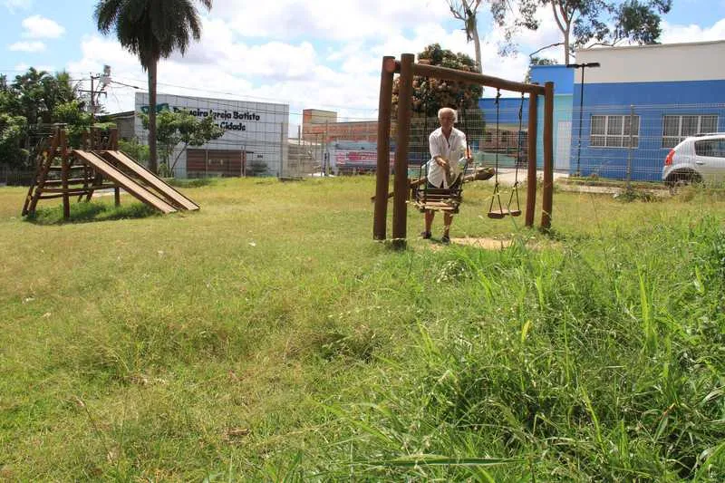 O mato voltou a encobrir as dependências da área de lazer