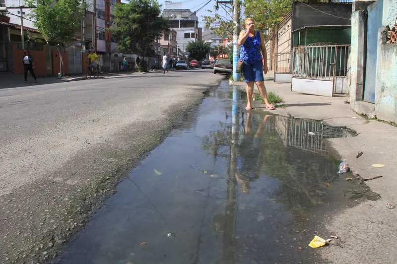 Vazamento deixa a via alagada mesmo em dias de sol forte