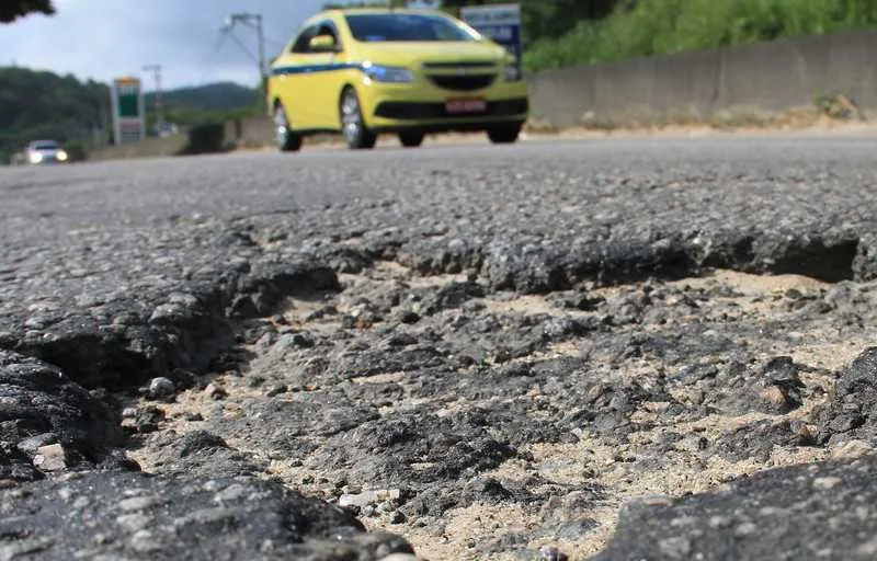 Mas nem mesmo com tanto material doado, vias principais da cidade têm diversas crateras