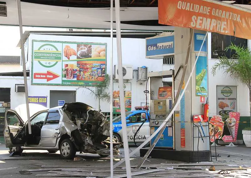  A explosão destruiu totalmente a parte traseira do veículo, um Renault Logan de um guarda municipal, além de boa parte da estrutura do posto, que foi interditado pela Defesa Civil Municipal devido ao acidente